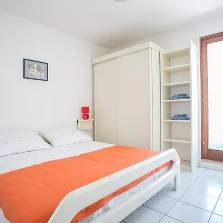 Sea View Reno W/garage شقة