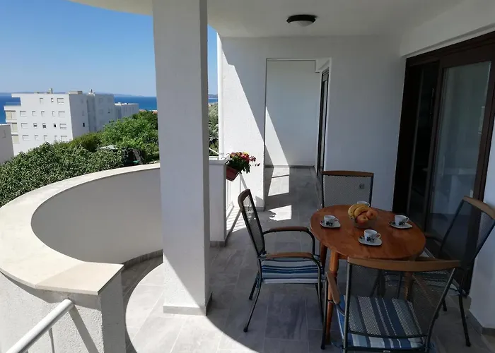 Sea View Reno W/garage شقة *