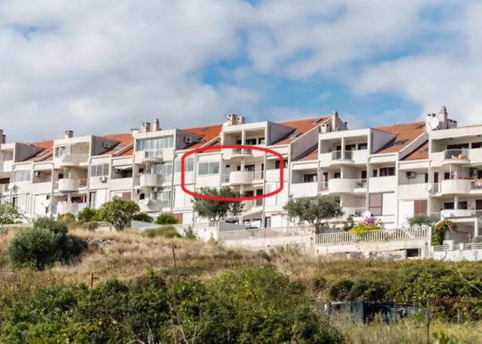 Sea View Reno W/garage شقة