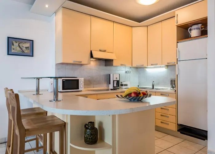 Sea View Reno W/garage شقة