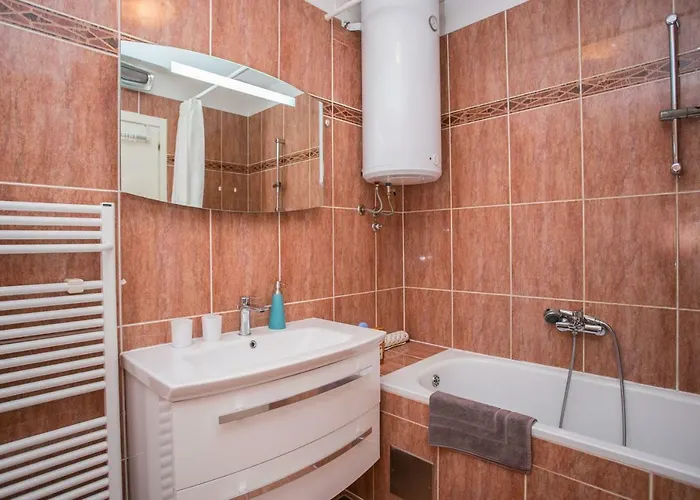 Sea View Reno W/garage شقة