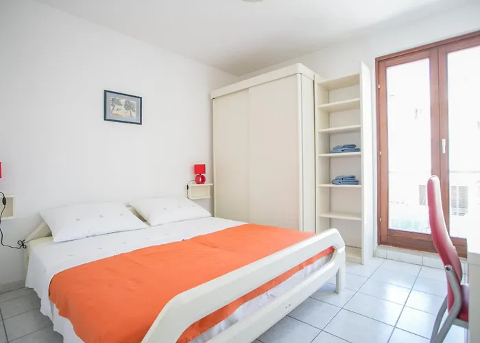 Sea View Reno W/garage شقة