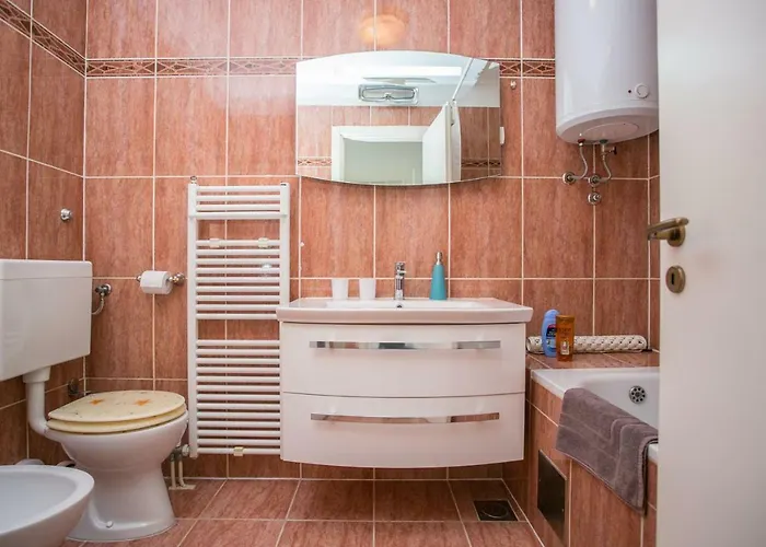 Sea View Reno W/garage شقة *