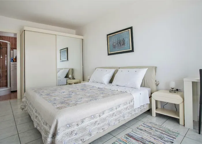 Sea View Reno W/garage شقة *