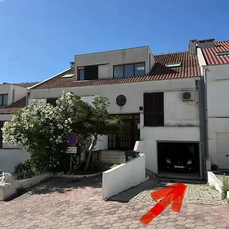 Sea View Reno W/garage شقة سبليت