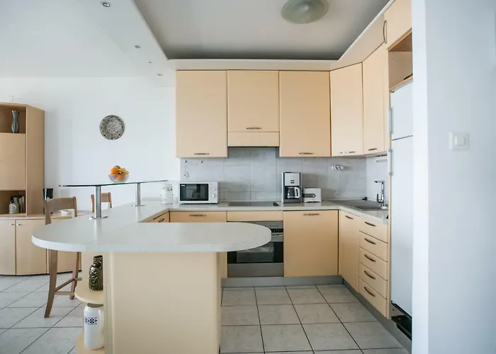 Sea View Reno W/garage Split